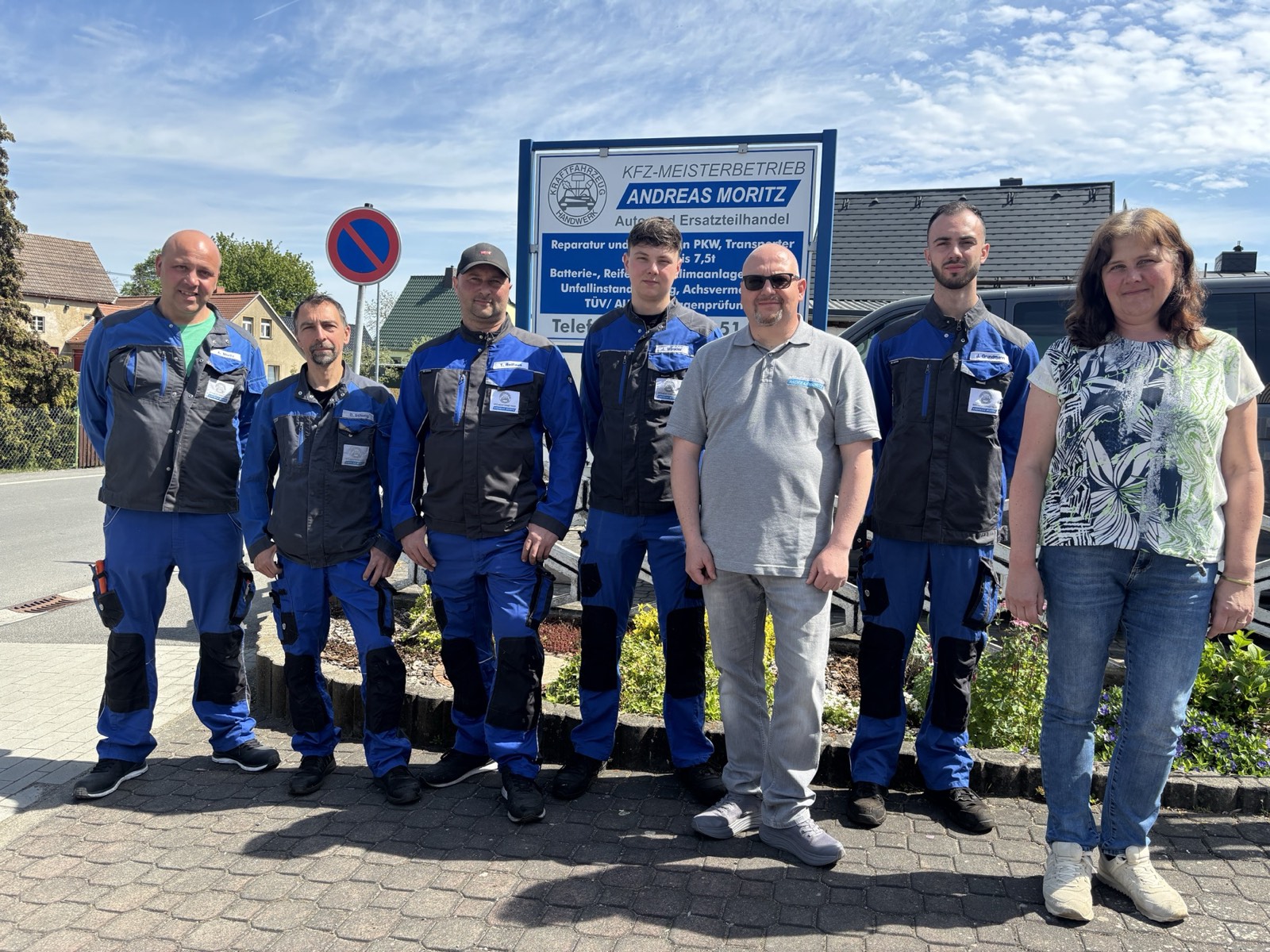 Das Team von KFZ Moritz vor der Werkstatt